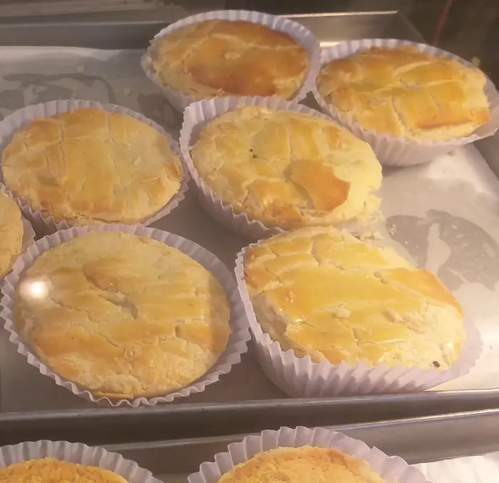 Bandeja de empadas recém-saídas do forno
